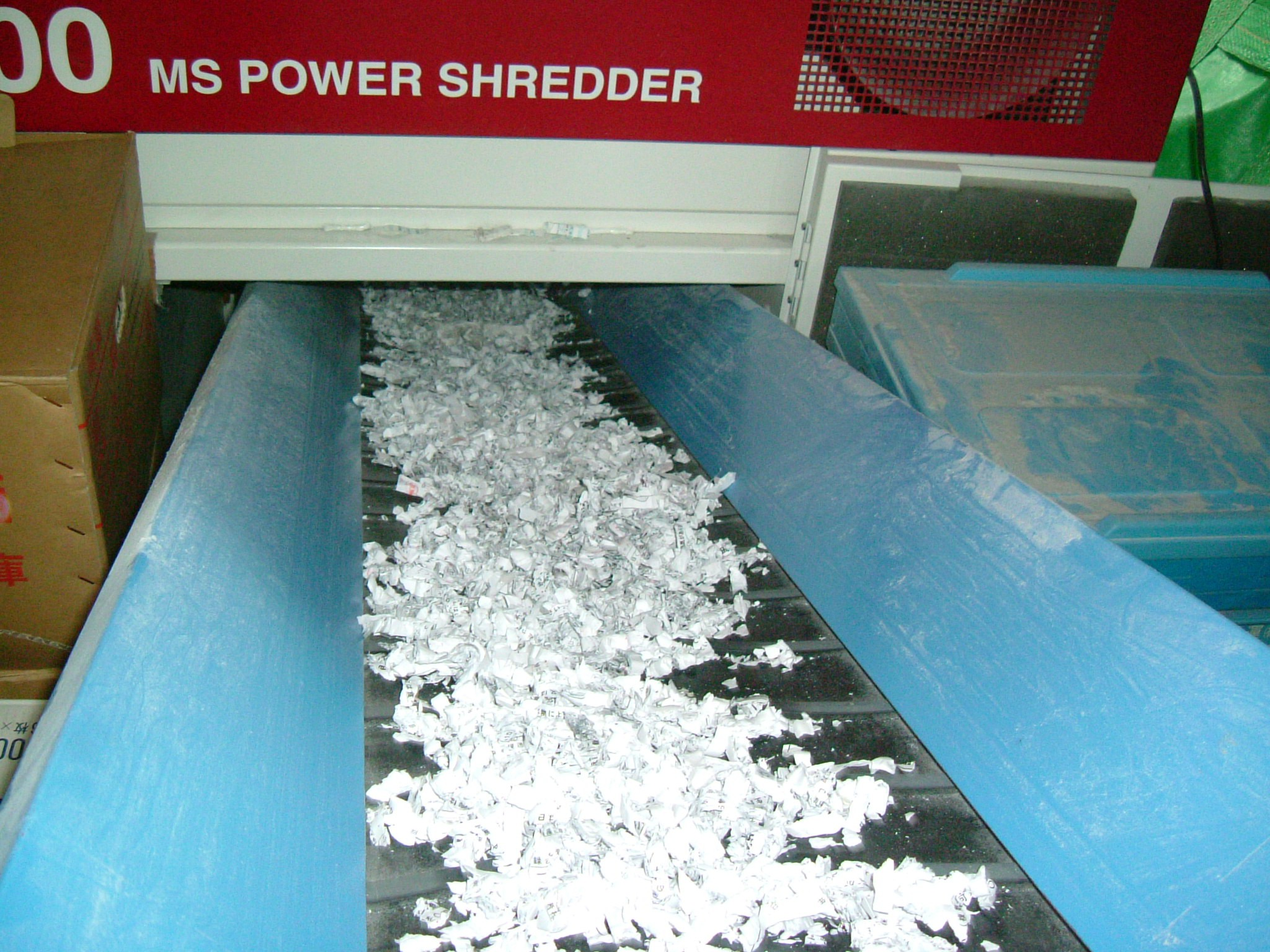 機密書類を破砕処理している様子